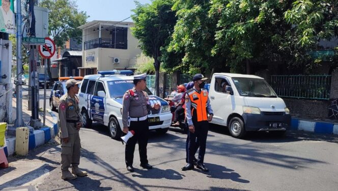 
					SOSIALISASI: Petugas saat sosialisasi larangan parkir di Jl. KH. Abdul Hamid atau Jl. Jawa Kota Pasuruan. (foto: Moh. Rois)