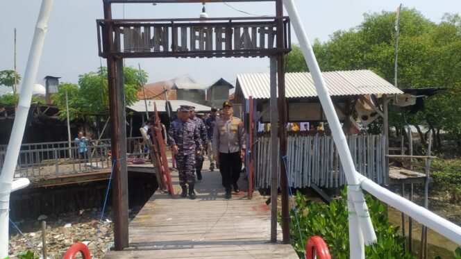 
					DIRESMIKAN :  Kampung Wisata Mangrove Semare kini jadi kampung Bahari Nusantara TNI AL. (foto: Moh. Rois)