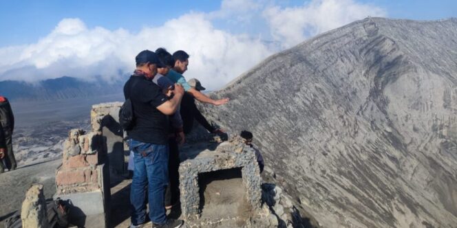 
					Petugas gabungan memeriksa lokasi hilangnya patung Ganesha (Foto: Istimewa).