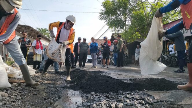 
					CEK: Wabup Timbul Prihanjoko sedang mengecek perbaikan jalan. (Foto: Ali Ya'lu).