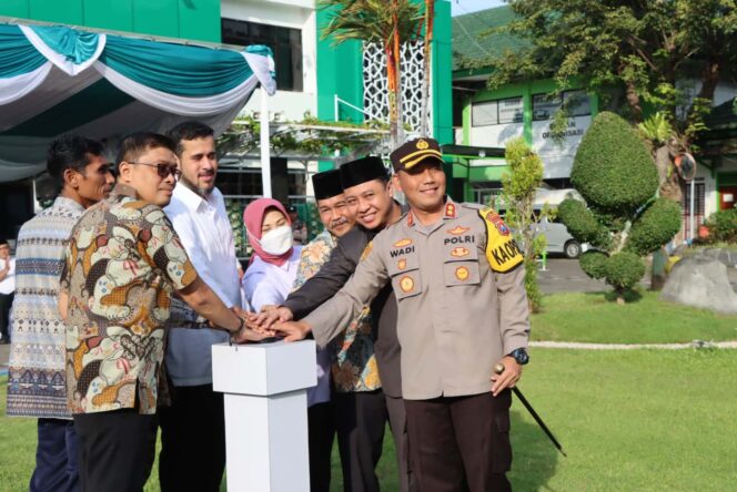 
					Forkopimda Kota Probolinggo meluncurkan (launching) Polisi RW 