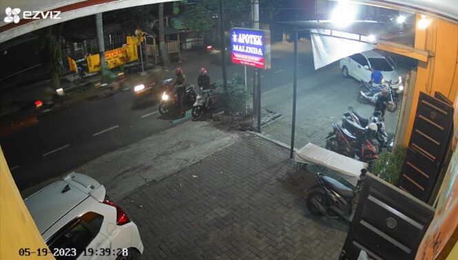 
					Tangkapan layar CCTV 
saat curanmor terjadi di Jl. Gubernur Suryo Kota Probolinggo.