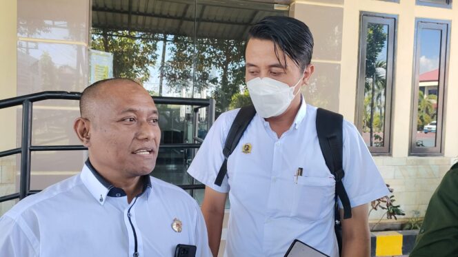 
					Kuasa Hukum BK DPRD Nur Sidiq (kiri) dan Humas Biro Hukum DPRD setempat Ahmad (kanan)