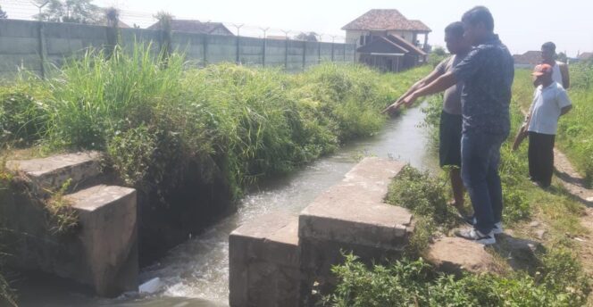 
					OLAH TKP: Polisi menggelar olah TKP di lokasi tenggelamnya bocah SD di Pandaan. (foto: Moh. Rois)