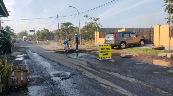 
					DIPERBAIKI: Proses perbaikan jalan ruas Rejoso - Winongan Pasuruan. (foto: Moh. Rois)
