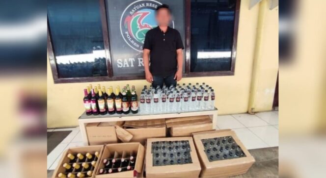 
					DIRINGKUS: Tersangka dan barang bukti setelah ditangkap polisi. (foto: Humas Polres Lumajang)