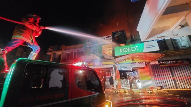 
					LUDES: Proses pemadaman api yang meludeskan 3 ruko di Kota Probolinggo. (Foto: Hafiz Rozani)