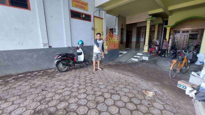 
					Muhammad Arip Sholehudin menunjuk lokasi pikap yang hilang.