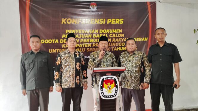 
					Konpres KPU pada penerimaan berkas lalu.
