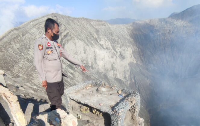 
					Polsek Sukapura lakukan pengecekan di lokasi patung kemarin. (foto: Polsek Sukapura).