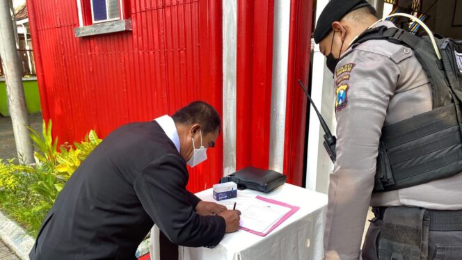 
					Personel K9 melaksanakan sterilisasi gereja. (foto: istimewa)
