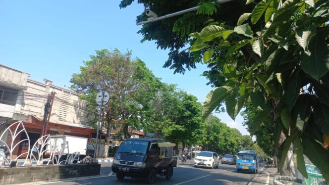 
					NGANGGUR: Salah satu kamera ETLE yang terpasang di Jl. Panglima Sudirman, Kota Pasuruan. (foto: Moh. Rois)