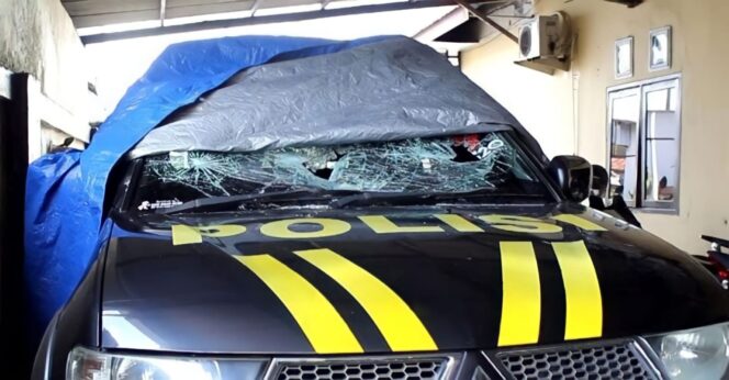 
					RUSAK: Mobil patroli Polsek Tekung yang dirusak oleh ODGJ. (foto: Asmadi)