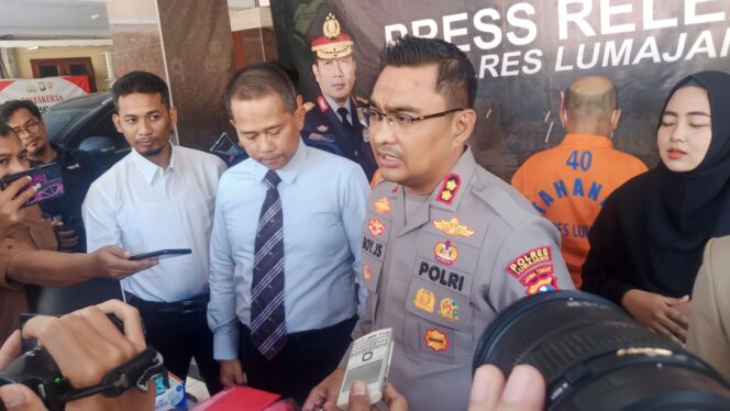 
					Kapolres Lumajang, AKBP Boy Jackson Situmorang, saat memimpin rilis ungkap kasus pungli PTSL. (foto: Asmadi)
