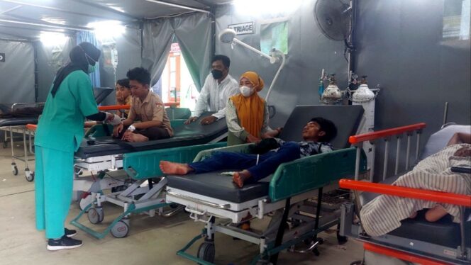 
					Sejumlah siswa SD IT Tahfidz Bintangku, Kota Probolinggo dirawat di IGD RSUD dr. Mohamad Saleh.