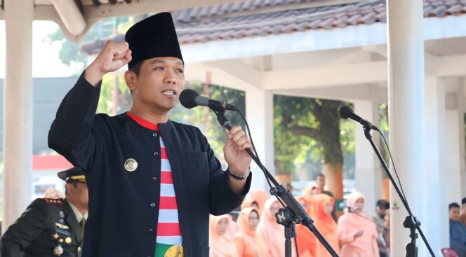
					Bupati Lumajang, Thoriqul Haq, saat memimpin upacara Hari Lahirnya Pancasila. (foto: Asmadi)