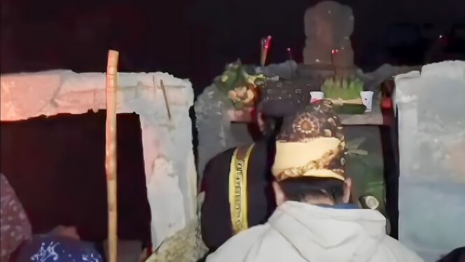 
					Prosesi pemasangan Patung Ganesha, Jumat dini hari (Foto: Istimewa).