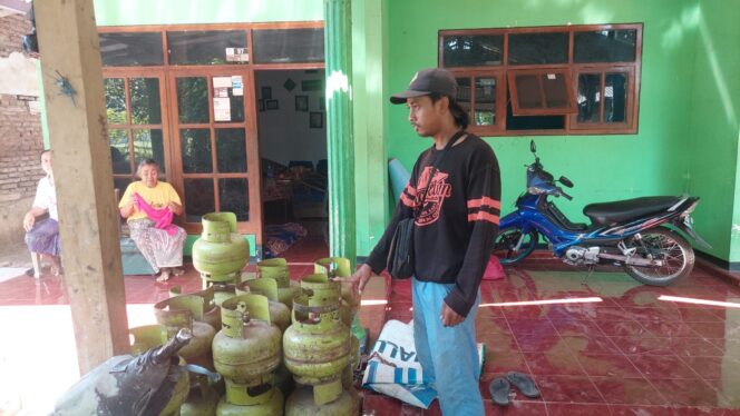 
					Muhammad Qosim menunjukkan lokasi dua tabung LPG dicuri.