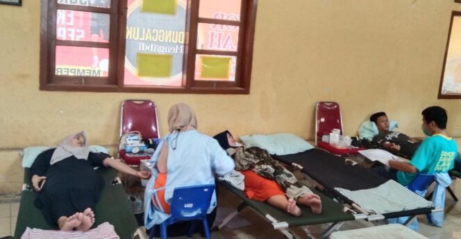 
					KEGIATAN SOSIAL: Suasana donor darah yang digelar Tanaszaha Krejengan dan PMI Kab. Probolinggo. (foto: istimewa)