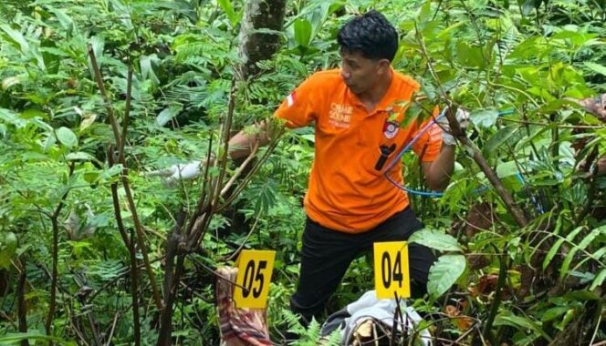 
					OLAH TKP: Polisi sedang olah TKP di bibir jurang piket nol Lumajang. (foto: Istimewa)