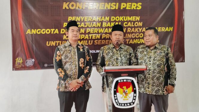 
					BERI KETERANGAN: Tiga anggota KPU Kab. Probolinggo saat konferensi pers beberapa waktu lalu. (foto: dok)