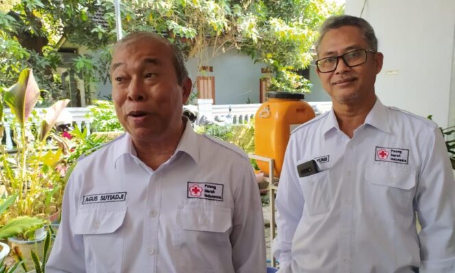 
					AMAN: Ketua PMI Kabupaten Pasuruan, Agus Setiaji, pastikan stok darah di wilayahnya aman. (foto: Moh. Rois)