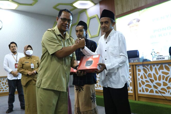
					Kadis Kominfo, Aman Suryaman menyerahkan modem internet ke perwakilan ponpes. (Foto: Istimewa).