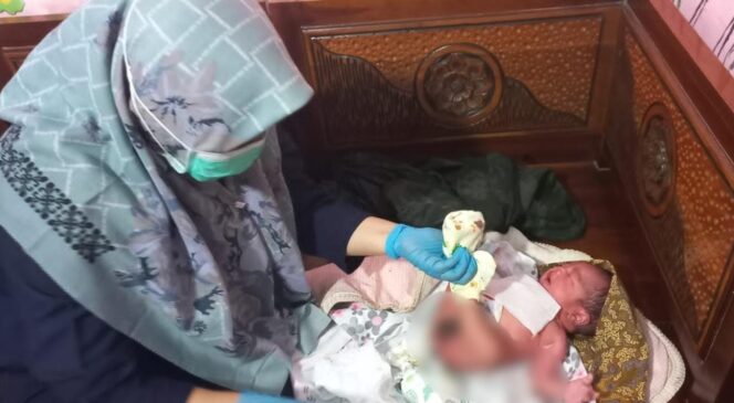 
					MALANG: Bayi mendapatkan penanganan medis pasca ditemukan warga di pinggir jalan. (foto: Moh. Rois)