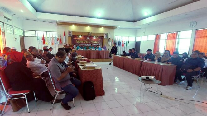 
					Suasana rapat pleno terbuka penetapan DPT di aula KPU Kota Probolinggo.