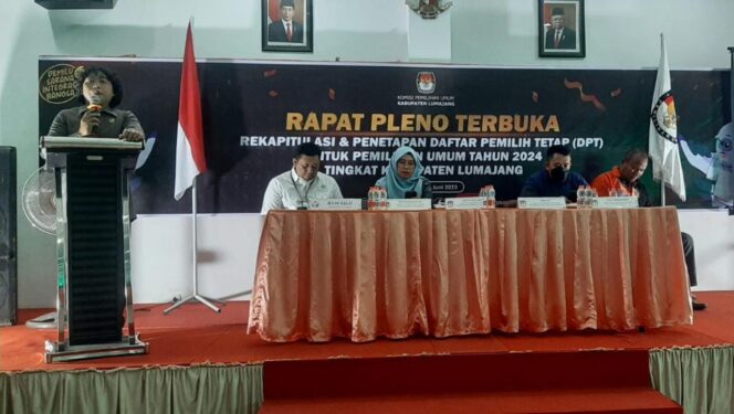 
					DITETAPKAN: KPU Lumajang saat Rapat Pleno penetapan DPT Pemilu 2024. (foto: Asmadi)