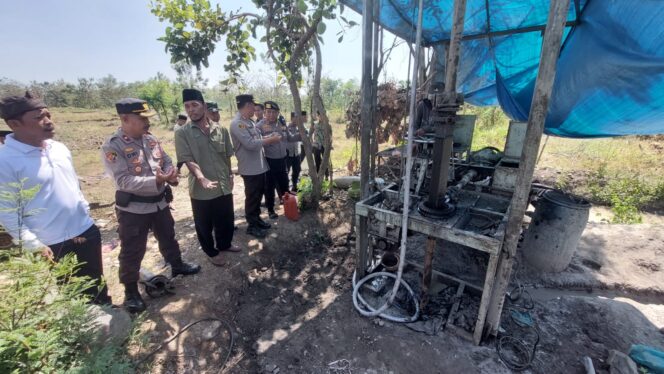
					Kapolres Probolinggo Kota pantau pembuatan sumur bor di Dusun Pilamgkerep