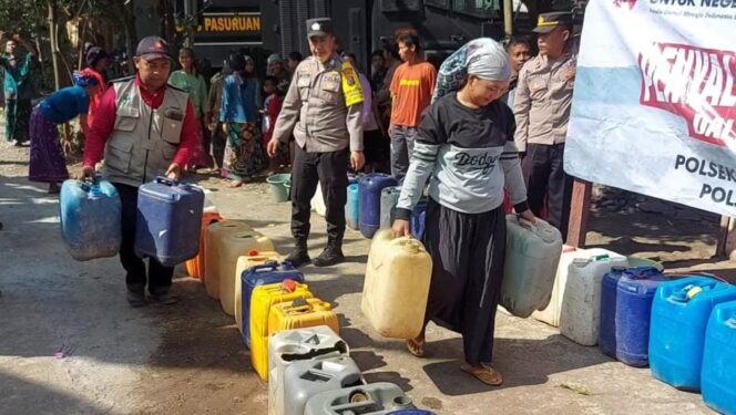 
					KEKERINGAN: Warga mendapatkan bantuan air bersih dari Polres Pasuruan. (foto: Moh. Rois)