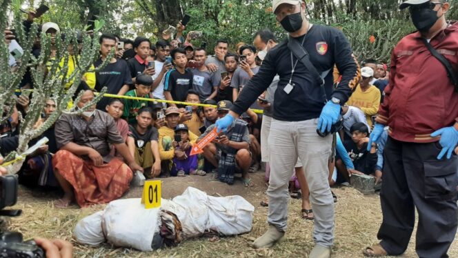 
					GEGER: Penemuan mayat yang menghebohkan warga di Pasuruan. (foto: Moh. Rois).