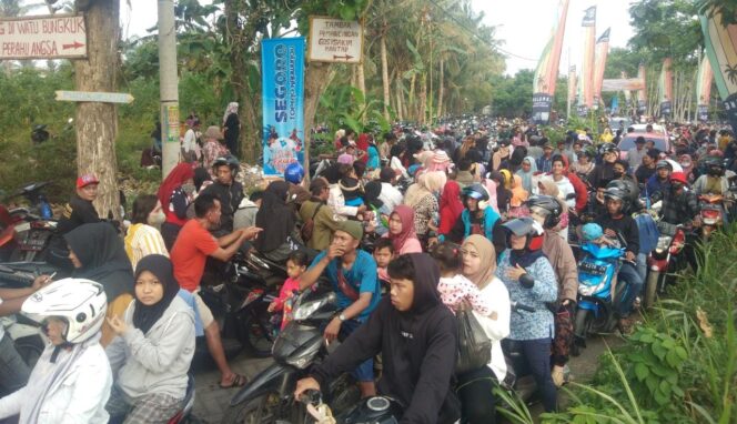 
					MACET: Jalan menuju Pantai Watu Pecak macet total lantaran banyaknya warga yang berdatangan. (foto: Asmadi).