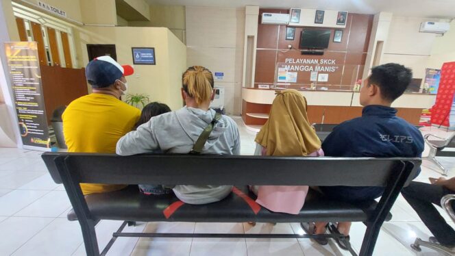 
					LAPORAN: Korban pelecehan bersama keluarganya melapor ke Polres Probolinggo Kota. (foto: Hafiz Rozani)