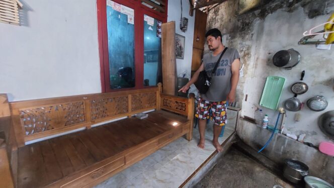 
					KECOLONGAN: Pemilik rumah, Arifin, menunjuk lokasi tumpukan besi yang dicuri maling. (foto: Hafiz Rozani)