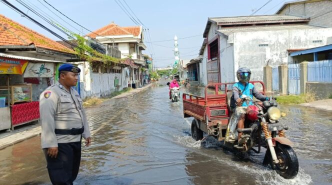 
					TERGENANG: Banjir rob menggenangi sejumlah wilayah di Kota dan Kabupaten Pasuruan. (foto: Moh. Rois)