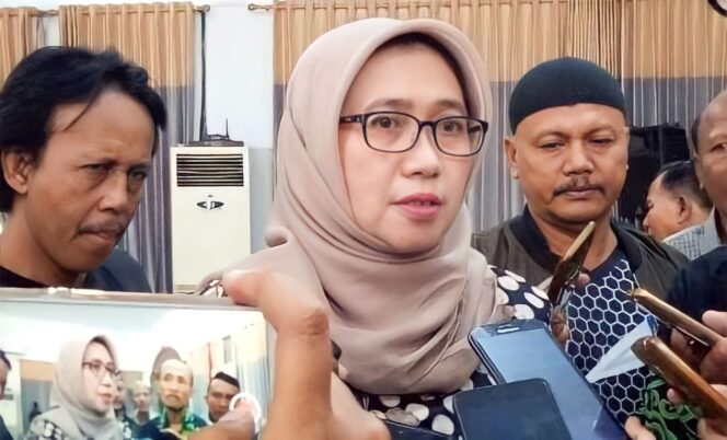 
					Wakil Bupati Lumajang, Indah Amperawati, saat diwawancarai oleh awak media. (foto: Asmadi).