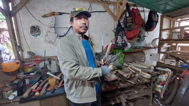 
					Roni sedang membuat pisau.