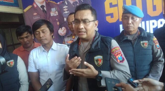 
					apolres Lumajang AKBP Boy Jackson Situmorang.