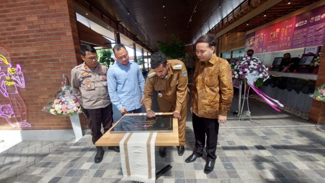 
					Walikota potong pita launching Wizzmie di Kota Probolinggo