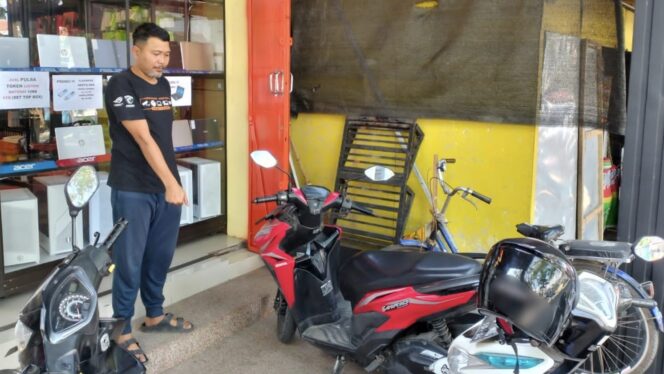 
					Parkir di Depan Toko, Pikap milik Toko Komputer Digondol Maling