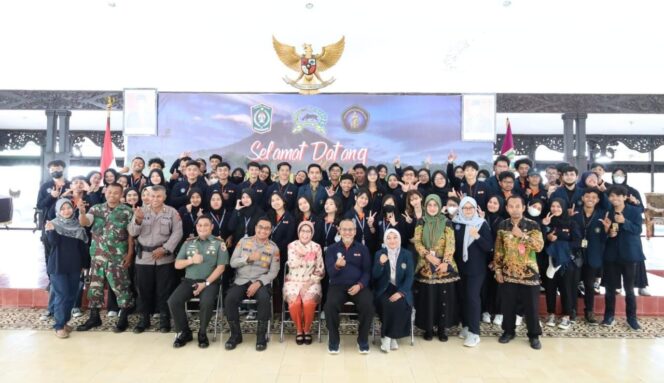 
					SINERGI: Mahasiswa Brawijaya Malang saat berada di Pendopo Arya Wiraraja Lumajang. (foto: Asmadi)