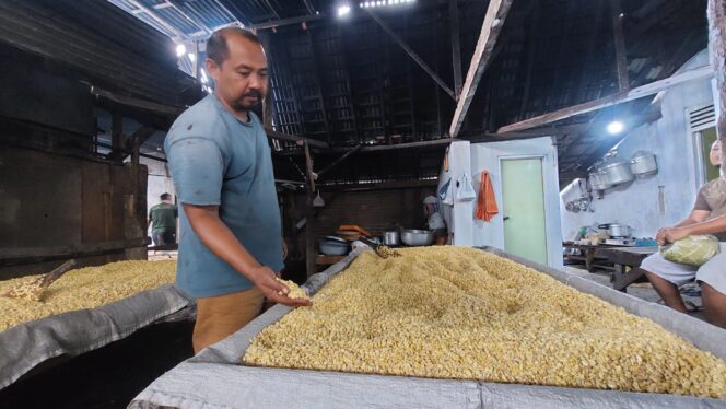 
					CEKATAN: Salah seorang perajin tempe di Kampung Tempe Sumbertaman, Budi Hartono, sedang membuat tempe. (foto: Hafiz Rozani).