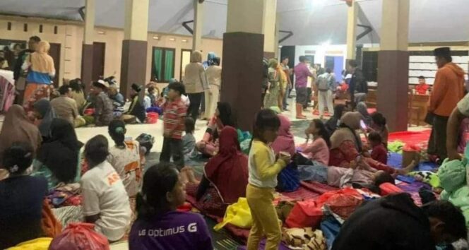
					SESAK: Para pengungsi banjir yang tinggal di balai Desa Jarit, Candipuro. (foto: Asmadi)