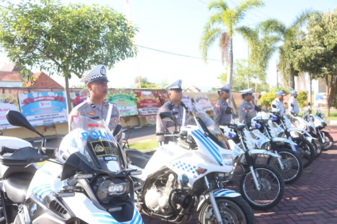 
					BERSIAP: Anggota Satlantas Polres Probolinggo bersiap melakukan Operasi Patuh Semeru 2023. (foto: Ali Yak'lu)