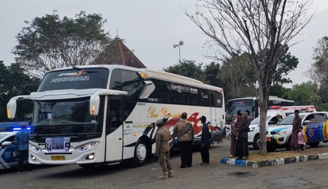 
					ARMADA HAJI: Bus yang antar jemput jamaah haji asal Kabupaten Probolinggo. (foto: Dok)