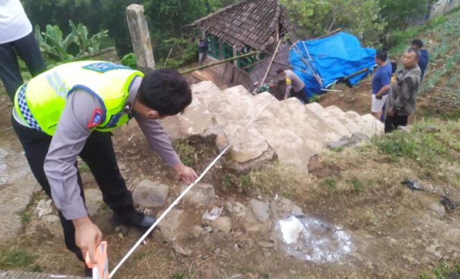
					OLAH TKP: Anggota unit Lakalantas Polres Probolinggo melakukan olah TKP di lereng Bromo. (foto: Hafiz Rozani).
