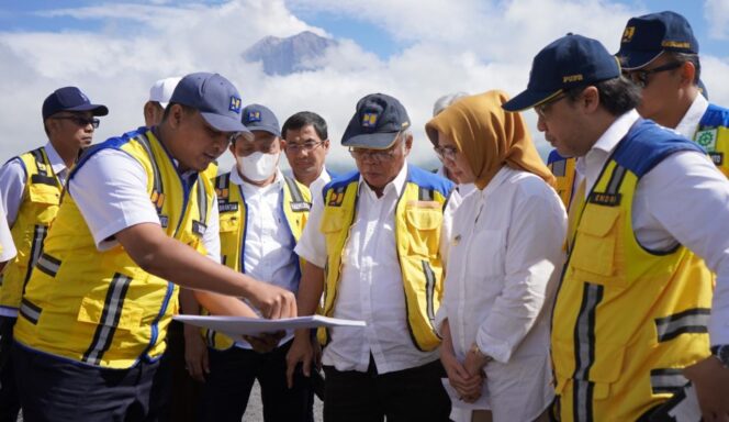 
					SIGAP: Menteri PUPR) Basuki Hadimuljono didampingi Wakil Bupati Lumajang, Indah Amperawati.