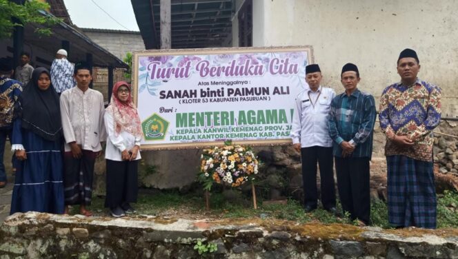 
					MENINGGAL: Petugas Kankemenag Kab. Pasuruan saat takziyah ke rumah duka jamaah haji meninggal. (foto: Moh. Rois).